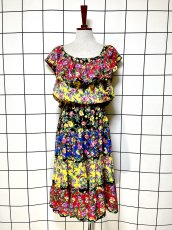画像1: 総花柄 フリル ティアード ウエストゴム レトロ USA古着 ヴィンテージワンピース (1)