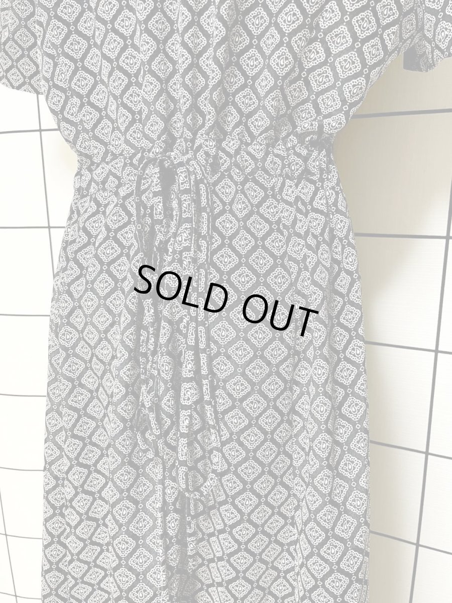 画像3: ペイズリーモチーフ レース装飾 モノクロ 前開き バックリボン 半袖 レトロ USA古着 ヴィンテージワンピース (3)