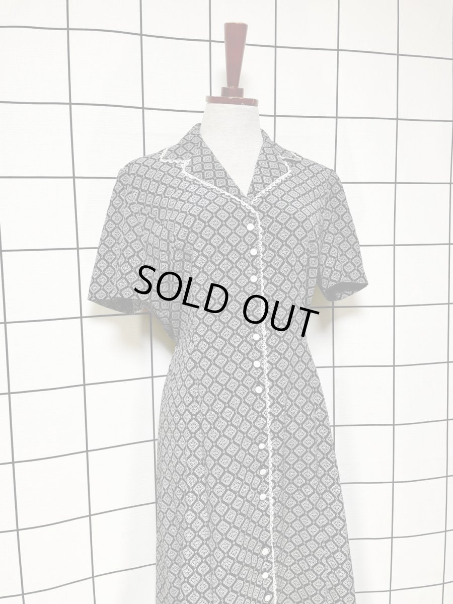 画像4: ペイズリーモチーフ レース装飾 モノクロ 前開き バックリボン 半袖 レトロ USA古着 ヴィンテージワンピース (4)