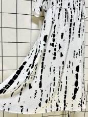 画像10: ゆったりシルエット モノクロ アート柄 レトロ 半袖 ヨーロッパ古着 ヴィンテージワンピース (10)