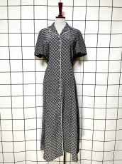 画像1: ペイズリーモチーフ レース装飾 モノクロ 前開き バックリボン 半袖 レトロ USA古着 ヴィンテージワンピース (1)
