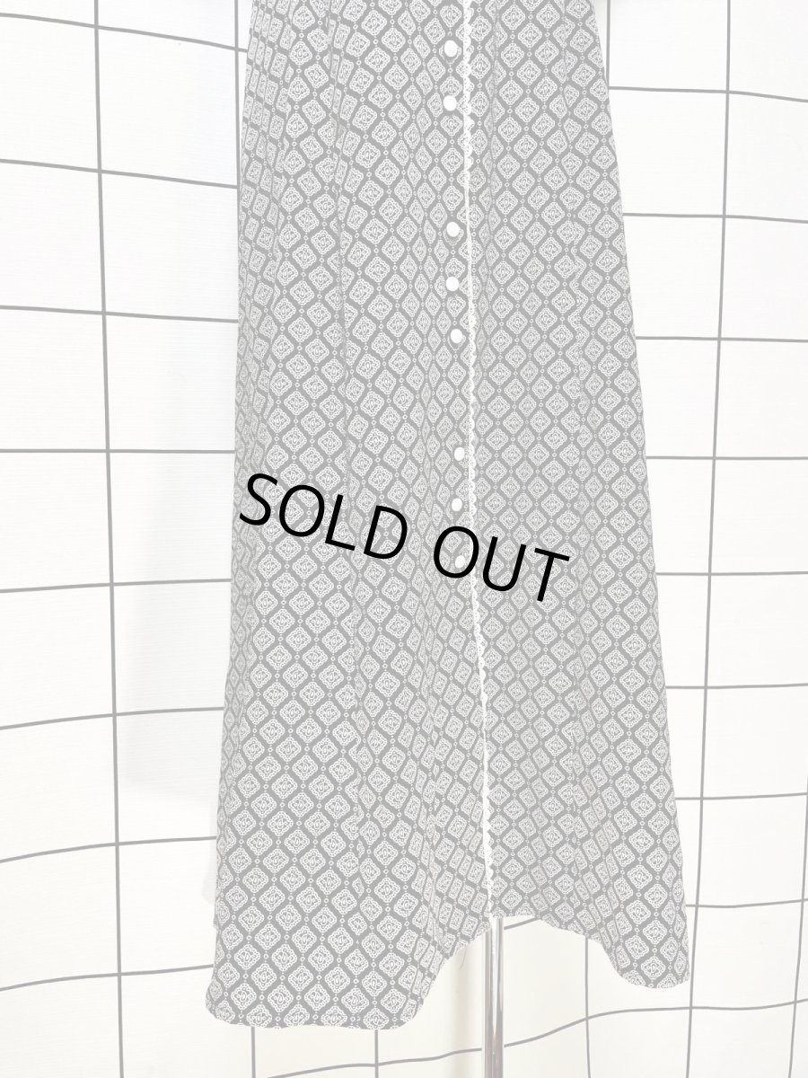 画像9: ペイズリーモチーフ レース装飾 モノクロ 前開き バックリボン 半袖 レトロ USA古着 ヴィンテージワンピース (9)