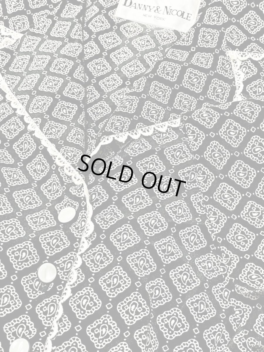 画像12: ペイズリーモチーフ レース装飾 モノクロ 前開き バックリボン 半袖 レトロ USA古着 ヴィンテージワンピース (12)