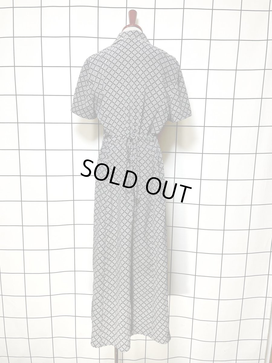 画像2: ペイズリーモチーフ レース装飾 モノクロ 前開き バックリボン 半袖 レトロ USA古着 ヴィンテージワンピース (2)