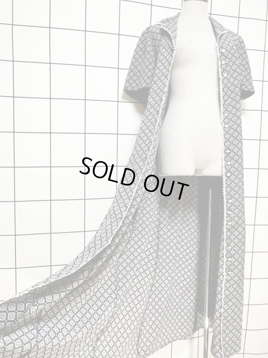 画像11: ペイズリーモチーフ レース装飾 モノクロ 前開き バックリボン 半袖 レトロ USA古着 ヴィンテージワンピース (11)