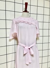 画像4: 花刺繍 リボン フレア袖 ピンク レトロ USA古着 ヴィンテージワンピース (4)