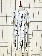 画像1: ゆったりシルエット モノクロ アート柄 レトロ 半袖 ヨーロッパ古着 ヴィンテージワンピース (1)