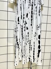 画像9: ゆったりシルエット モノクロ アート柄 レトロ 半袖 ヨーロッパ古着 ヴィンテージワンピース (9)