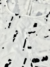 画像11: ゆったりシルエット モノクロ アート柄 レトロ 半袖 ヨーロッパ古着 ヴィンテージワンピース (11)