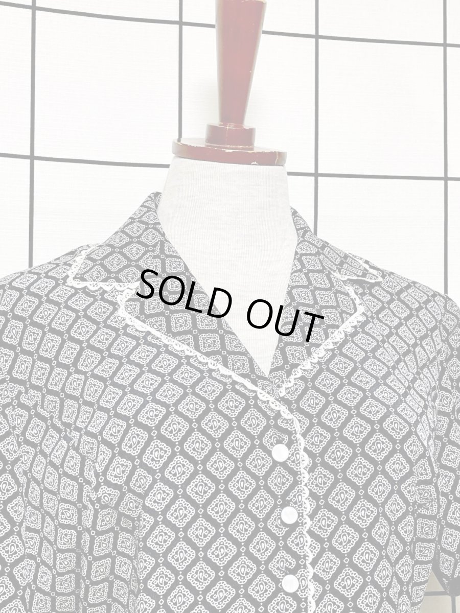 画像6: ペイズリーモチーフ レース装飾 モノクロ 前開き バックリボン 半袖 レトロ USA古着 ヴィンテージワンピース (6)