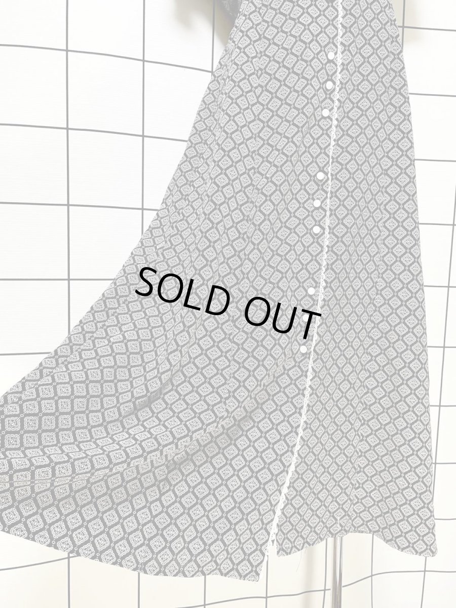画像10: ペイズリーモチーフ レース装飾 モノクロ 前開き バックリボン 半袖 レトロ USA古着 ヴィンテージワンピース (10)