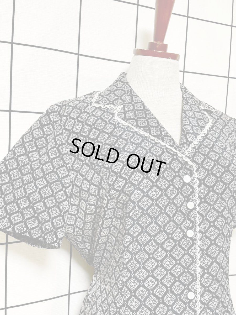 画像7: ペイズリーモチーフ レース装飾 モノクロ 前開き バックリボン 半袖 レトロ USA古着 ヴィンテージワンピース (7)