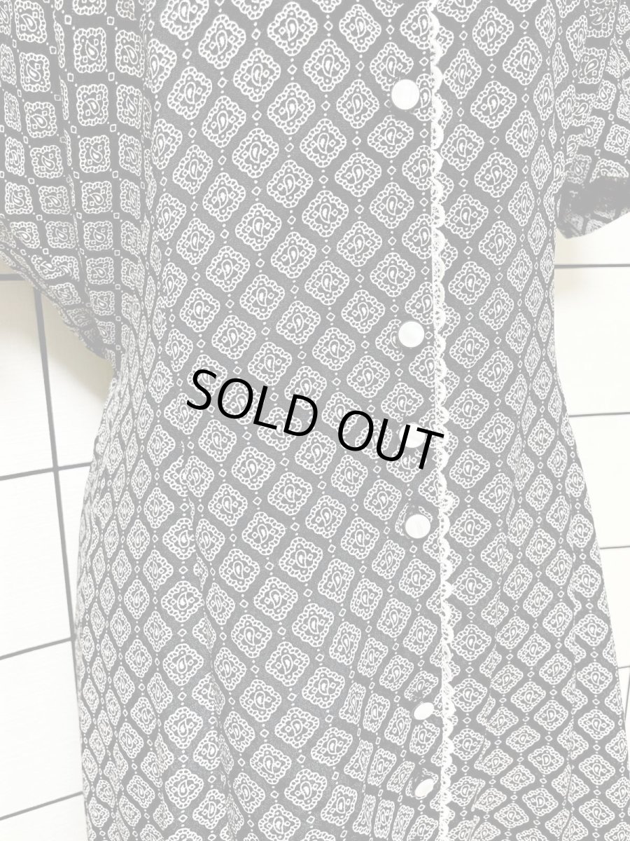 画像8: ペイズリーモチーフ レース装飾 モノクロ 前開き バックリボン 半袖 レトロ USA古着 ヴィンテージワンピース (8)