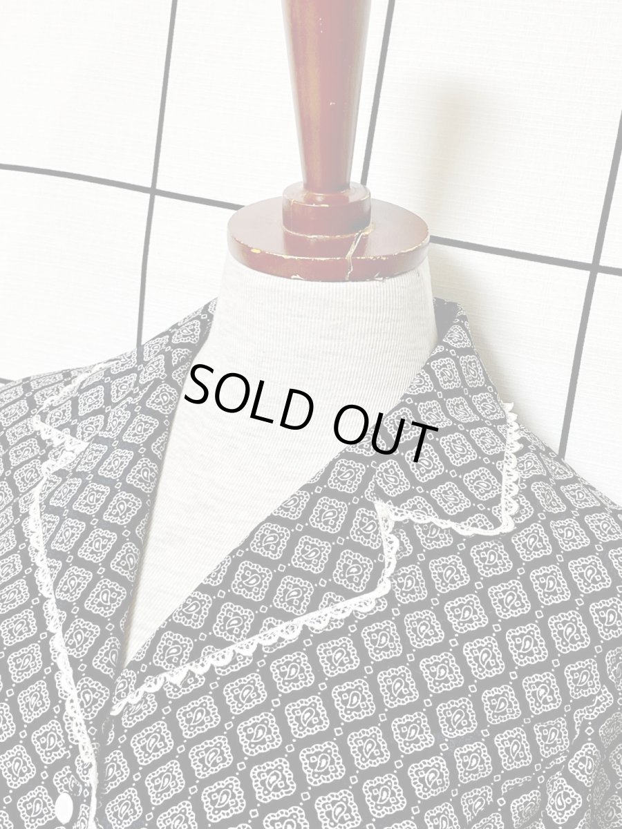 画像5: ペイズリーモチーフ レース装飾 モノクロ 前開き バックリボン 半袖 レトロ USA古着 ヴィンテージワンピース (5)