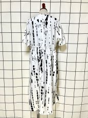 画像2: ゆったりシルエット モノクロ アート柄 レトロ 半袖 ヨーロッパ古着 ヴィンテージワンピース (2)