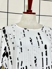 画像6: ゆったりシルエット モノクロ アート柄 レトロ 半袖 ヨーロッパ古着 ヴィンテージワンピース (6)