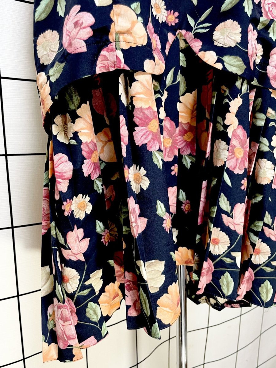 画像9: 花柄 ティアード プリーツ切り替え ネイビー レトロ ヨーロッパ古着 ヴィンテージワンピース (9)