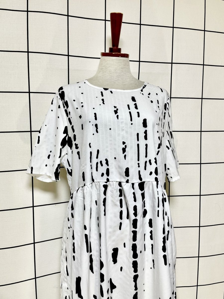 画像4: ゆったりシルエット モノクロ アート柄 レトロ 半袖 ヨーロッパ古着 ヴィンテージワンピース (4)