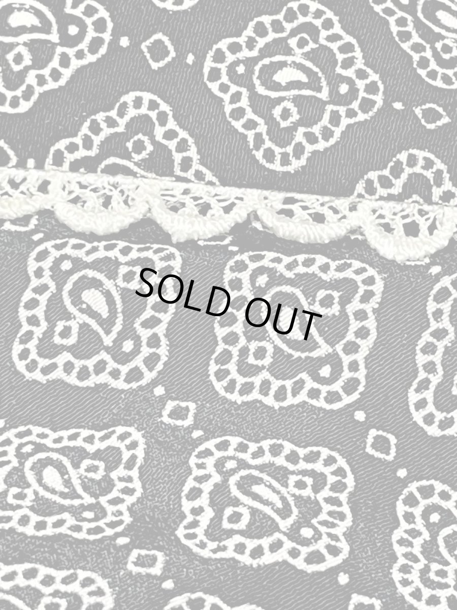 画像13: ペイズリーモチーフ レース装飾 モノクロ 前開き バックリボン 半袖 レトロ USA古着 ヴィンテージワンピース (13)