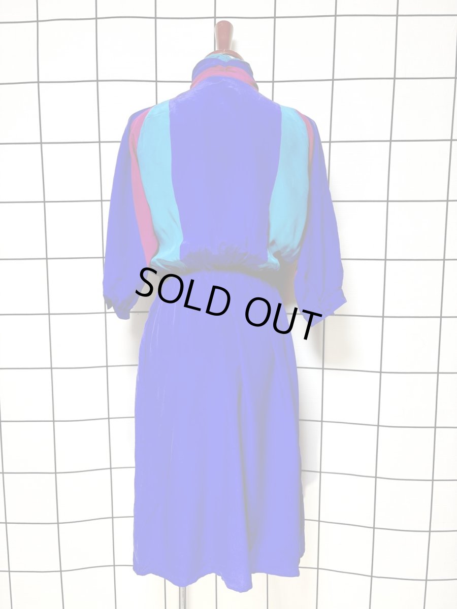 画像2: クレイジーカラー ハイネック ドルマンスリーブ ウエストゴム レトロ USA古着 ヴィンテージワンピース (2)