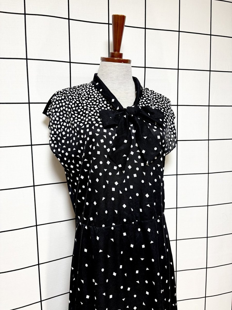 画像4: フロントリボン ブラック ホワイト レトロ USA古着 ヴィンテージワンピース (4)
