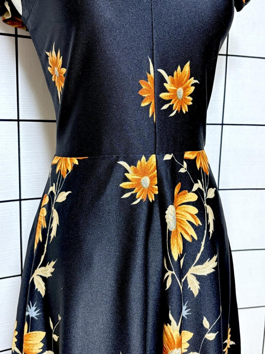 画像8: パーティー衣装にもおすすめ 花柄 フリル ノースリーブ レトロ ヨーロッパ古着 ヴィンテージマキシ丈ドレス (8)