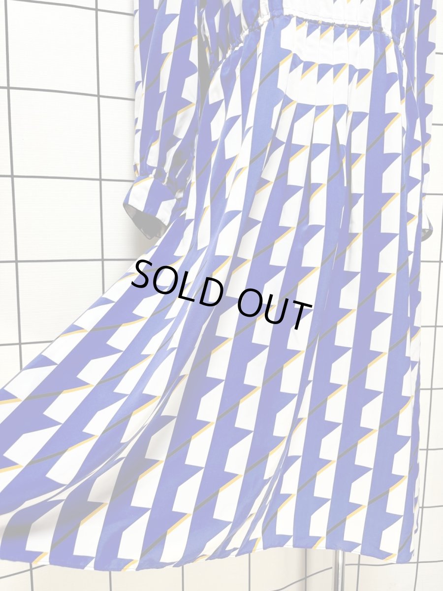 画像9: 幾何学調模様 総柄 ウエストゴム レトロ 長袖 USA古着 ヴィンテージワンピース (9)