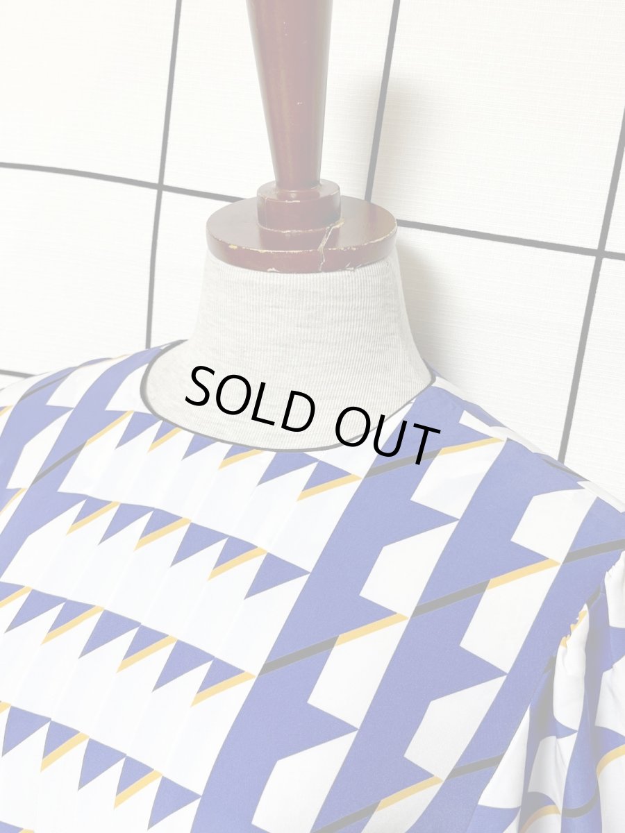 画像4: 幾何学調模様 総柄 ウエストゴム レトロ 長袖 USA古着 ヴィンテージワンピース (4)