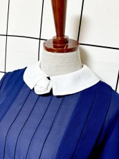 画像5: コサージュ付 ネイビー ホワイト ウエストゴム 半袖 レトロ USA古着 ヴィンテージワンピース (5)