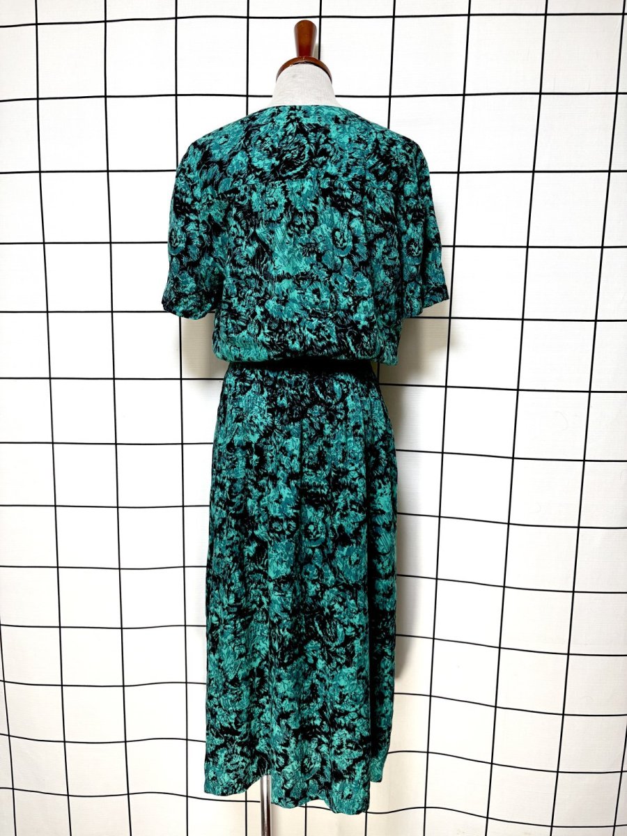 画像2: 花柄 グリーン ブラック ウエストゴム レトロ USA古着 ヴィンテージワンピース  (2)