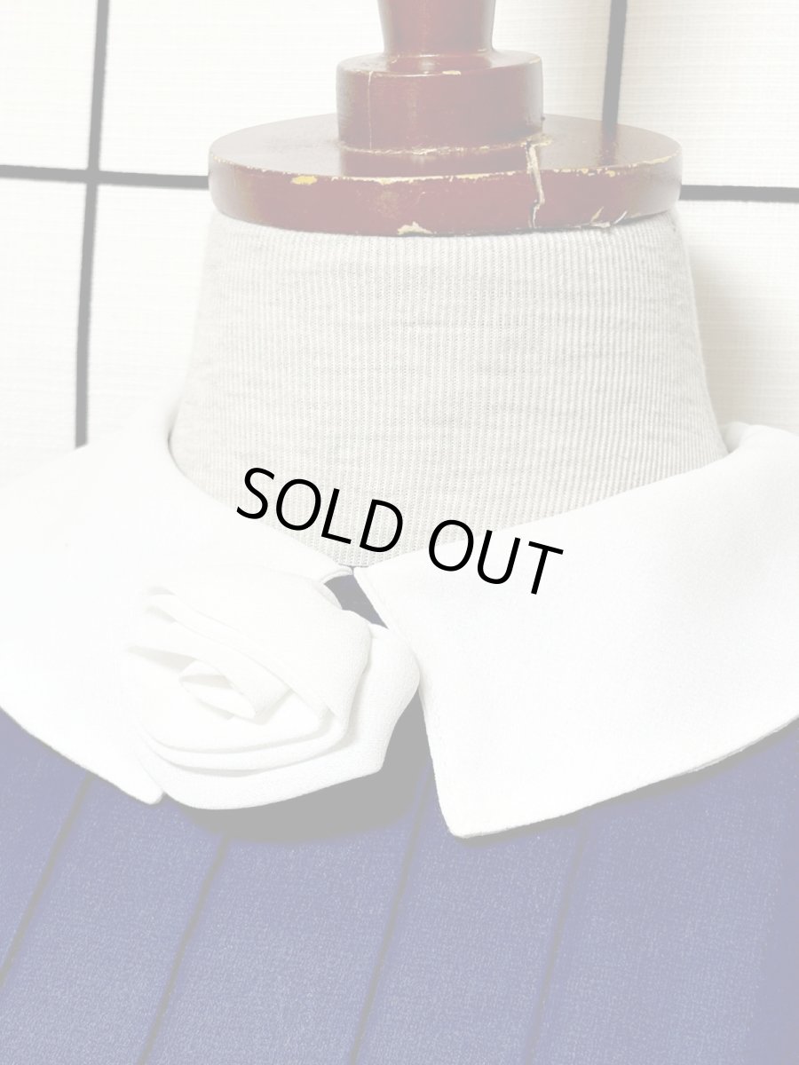 画像8: コサージュ付 ネイビー ホワイト ウエストゴム 半袖 レトロ USA古着 ヴィンテージワンピース (8)