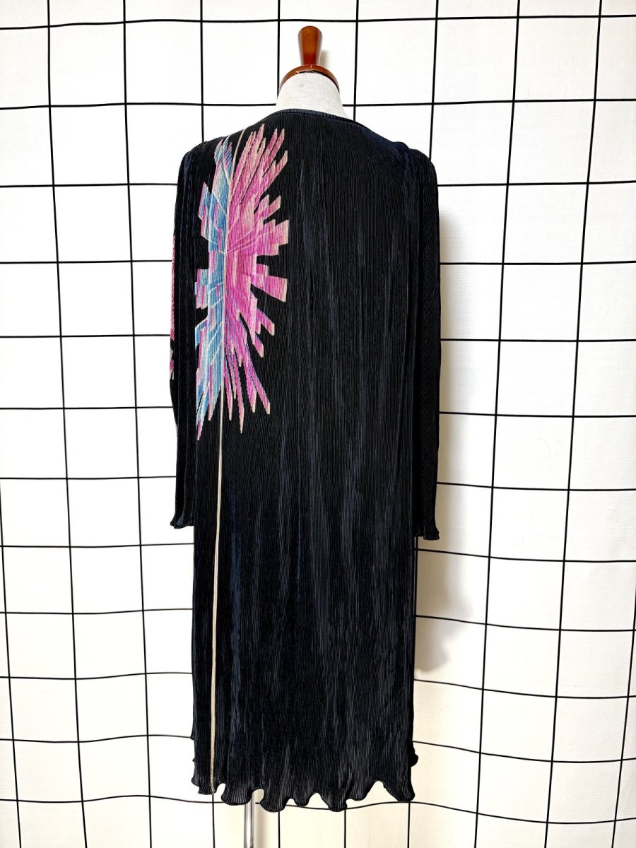 画像2: フランス製 FRANCE ゆったりサイズ 細かいプリーツ 立体柄 ブラック レトロ ヨーロッパ古着 ヴィンテージワンピース  (2)