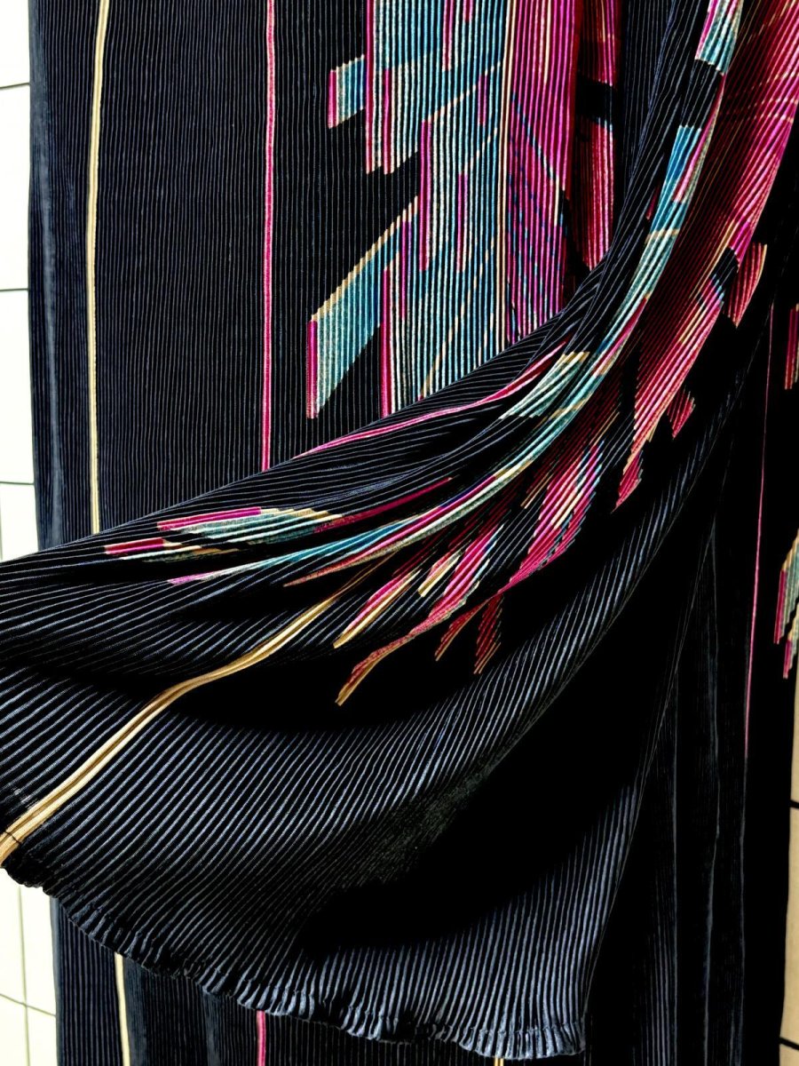 画像8: フランス製 FRANCE ゆったりサイズ 細かいプリーツ 立体柄 ブラック レトロ ヨーロッパ古着 ヴィンテージワンピース  (8)