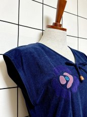 画像7: ベルベット 花柄パッチ リボン ネイビー ウエストゴム 昭和レトロ 国産古着 ヴィンテージワンピース (7)