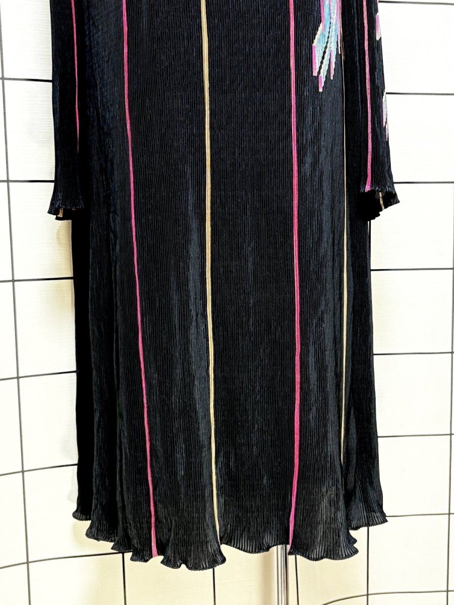 画像9: フランス製 FRANCE ゆったりサイズ 細かいプリーツ 立体柄 ブラック レトロ ヨーロッパ古着 ヴィンテージワンピース  (9)