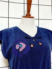 画像6: ベルベット 花柄パッチ リボン ネイビー ウエストゴム 昭和レトロ 国産古着 ヴィンテージワンピース (6)