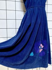 画像11: ベルベット 花柄パッチ リボン ネイビー ウエストゴム 昭和レトロ 国産古着 ヴィンテージワンピース (11)