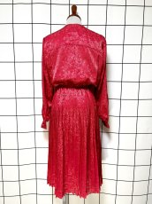 画像2: プリーツ切り替え 織り模様 UNIONMADE レッド ウエストゴム レトロ USA古着 ヴィンテージワンピース (2)