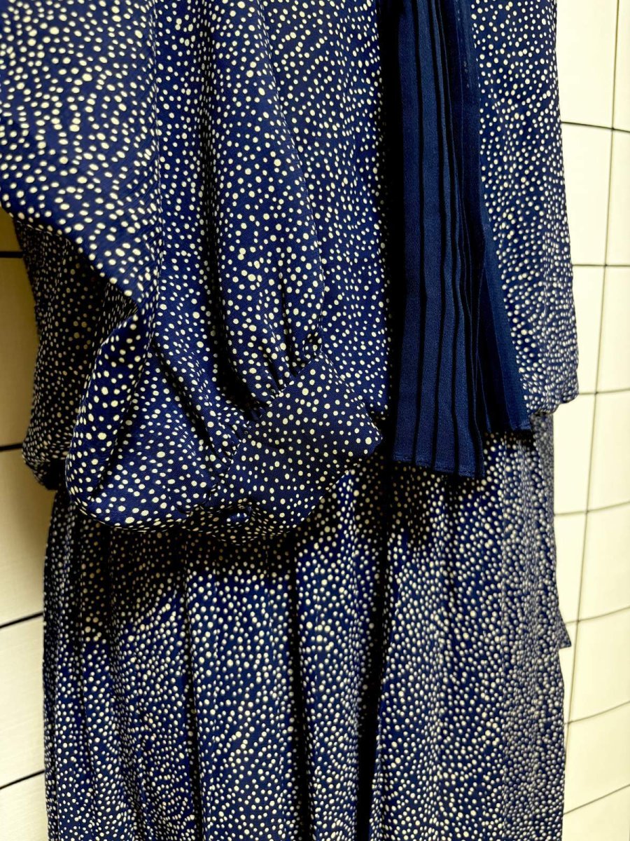 画像7: 【2500円均一対象商品】プリーツ切り替え ドット柄 ネイビー リボンタイ UNIONMADE ウエストゴム レトロ USA古着 ヴィンテージワンピース (7)
