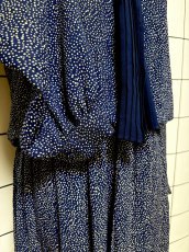 画像7: プリーツ切り替え ドット柄 ネイビー リボンタイ UNIONMADE ウエストゴム レトロ USA古着 ヴィンテージワンピース (7)
