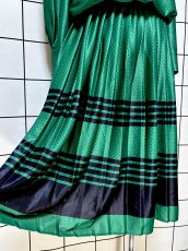 画像9: プリーツ切り替え グリーン ドット ボーダー ウエストゴム レトロ USA古着 ヴィンテージワンピース (9)