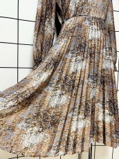 画像10: プリーツ切り替え 首元リボン アート柄 ウエストゴム レトロ USA古着 ヴィンテージワンピース (10)