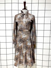 画像1: プリーツ切り替え 首元リボン アート柄 ウエストゴム レトロ USA古着 ヴィンテージワンピース (1)