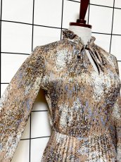 画像6: プリーツ切り替え 首元リボン アート柄 ウエストゴム レトロ USA古着 ヴィンテージワンピース (6)