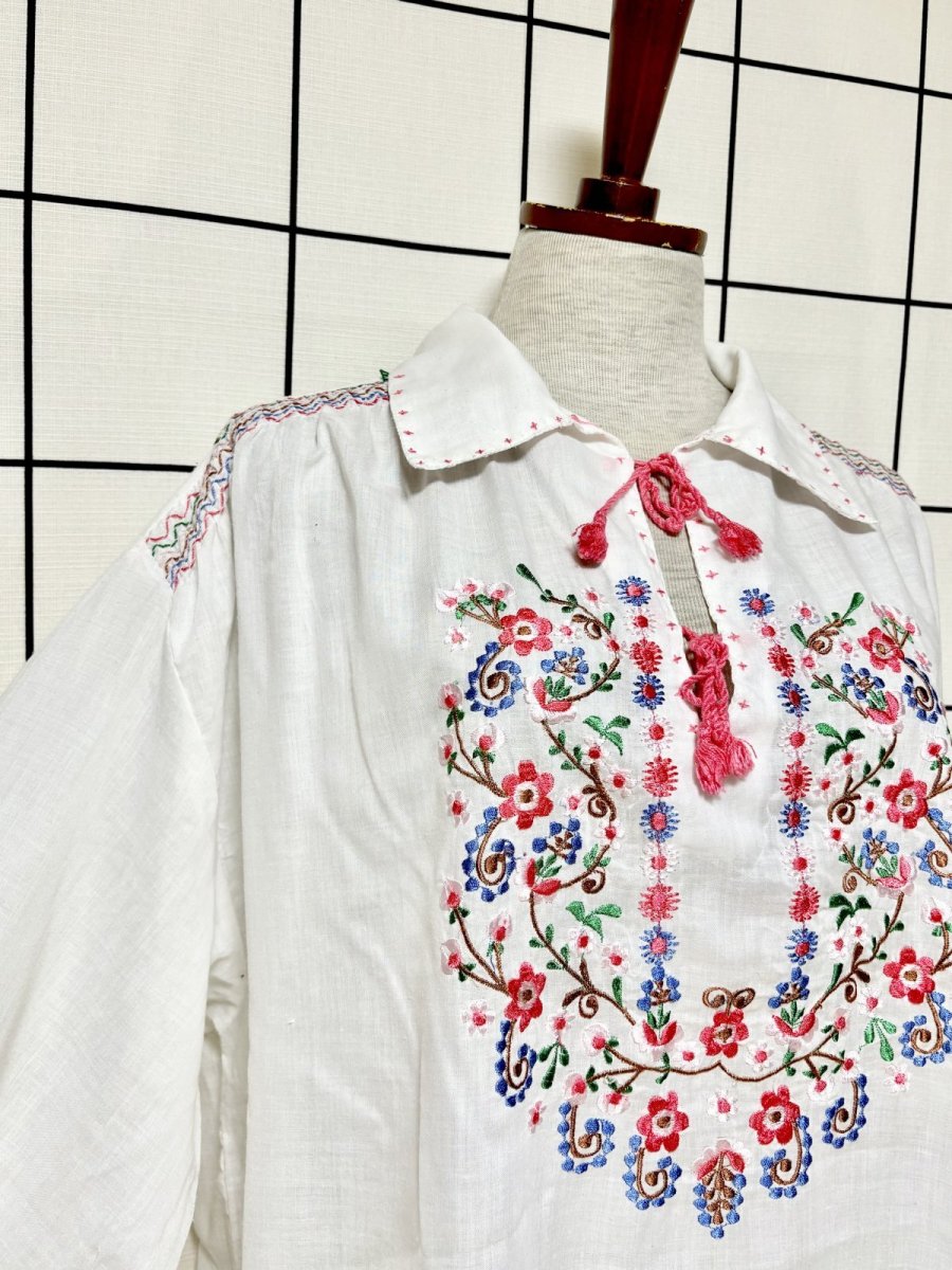 画像6: お花刺繍 袖にも刺繍 ダブルリボン レトロ ヨーロッパ古着 ヴィンテージチュニックブラウス (6)
