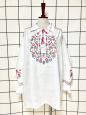 画像1: お花刺繍 袖にも刺繍 ダブルリボン レトロ ヨーロッパ古着 ヴィンテージチュニックブラウス (1)