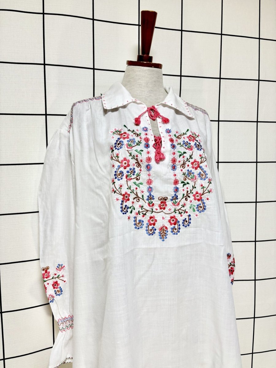 画像3: お花刺繍 袖にも刺繍 ダブルリボン レトロ ヨーロッパ古着 ヴィンテージチュニックブラウス (3)