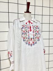 画像3: お花刺繍 袖にも刺繍 ダブルリボン レトロ ヨーロッパ古着 ヴィンテージチュニックブラウス (3)