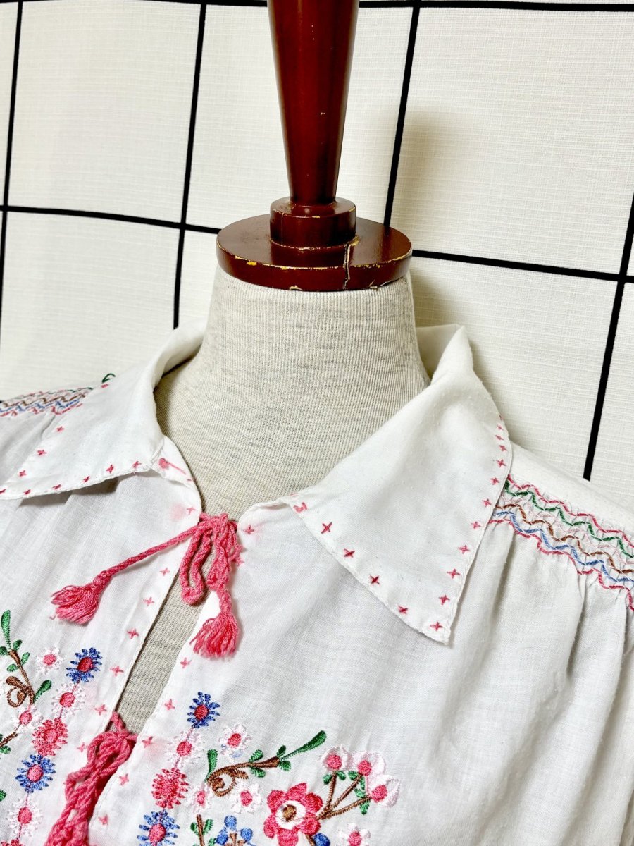 画像4: お花刺繍 袖にも刺繍 ダブルリボン レトロ ヨーロッパ古着 ヴィンテージチュニックブラウス (4)