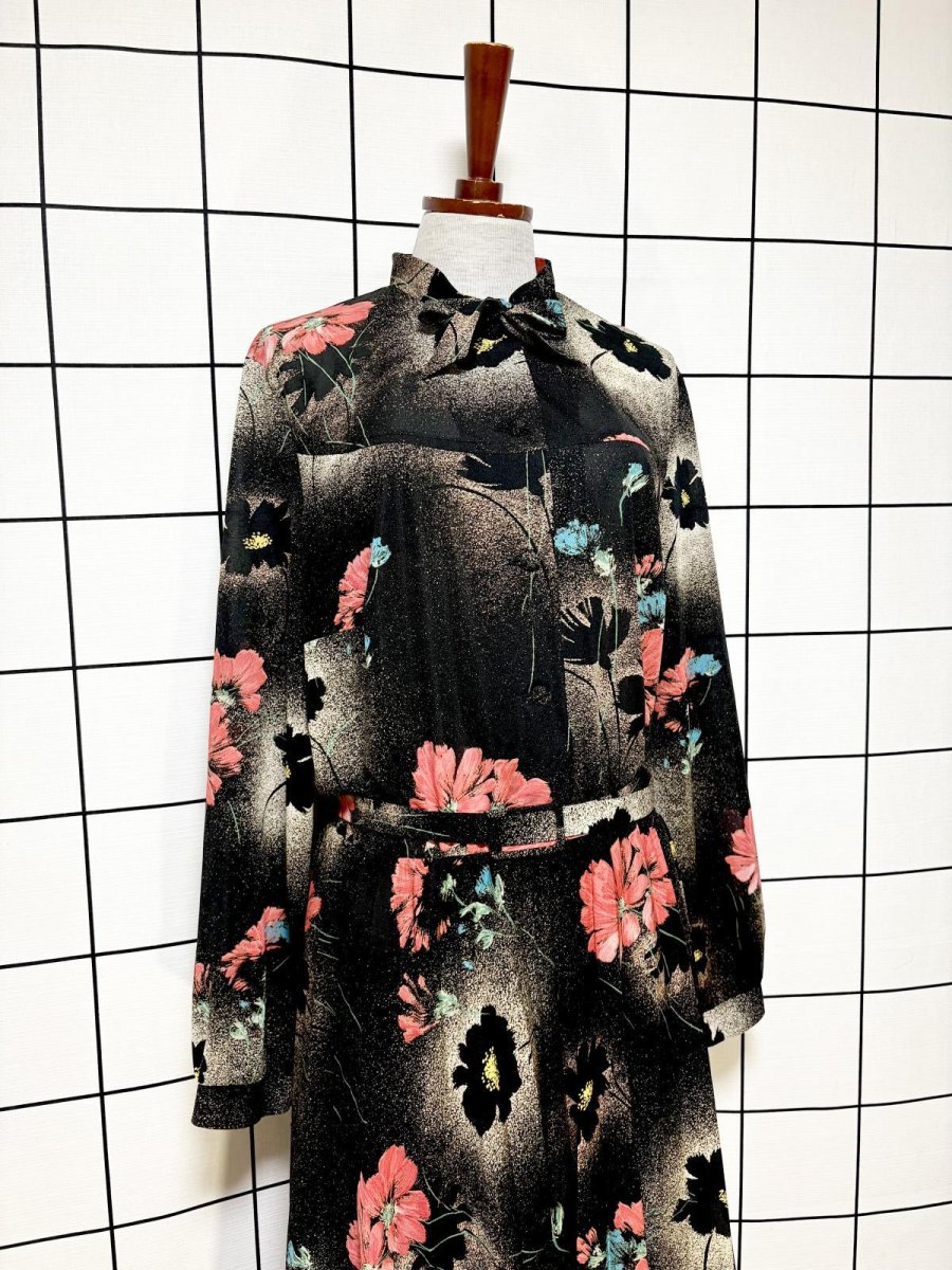 画像3: フランス製 FRANCE ベルト付 花柄 首元リボン プリーツ切替 ブラック レトロ ヨーロッパ古着 ヴィンテージワンピース (3)